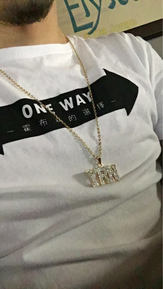 a guy wearing the awesome migos yrn necklace